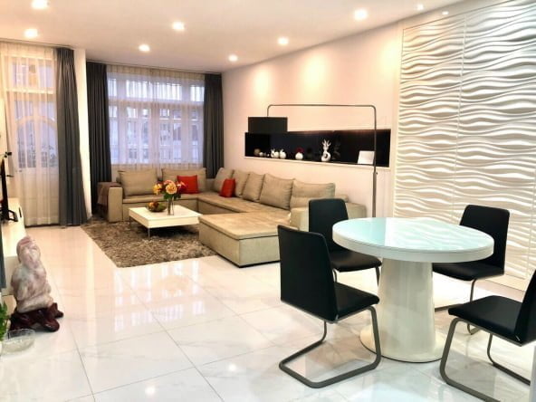 Toà nhà căn góc 2 mặt tiền đường và mặt tiền hẻm 10m Nguyễn Trãi, Phường Nguyễn Cư Trinh, Quận 1.